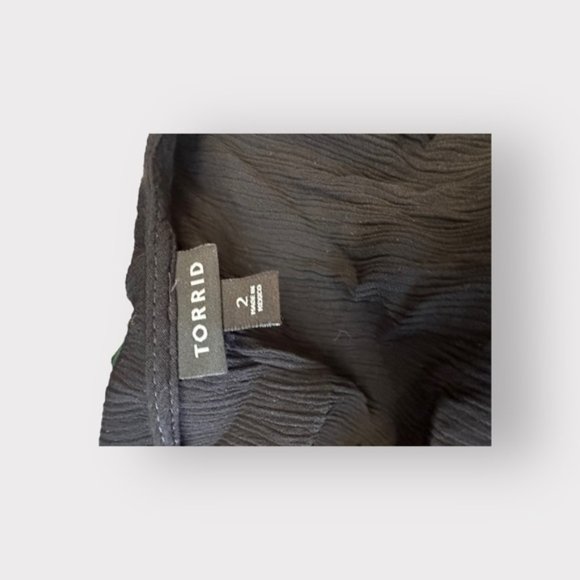 NWOT Women’s Torrid Black Flutter Cross Neck Crepe Top 2 2X 2XL XXL 18 20 - Picture 7 of 8